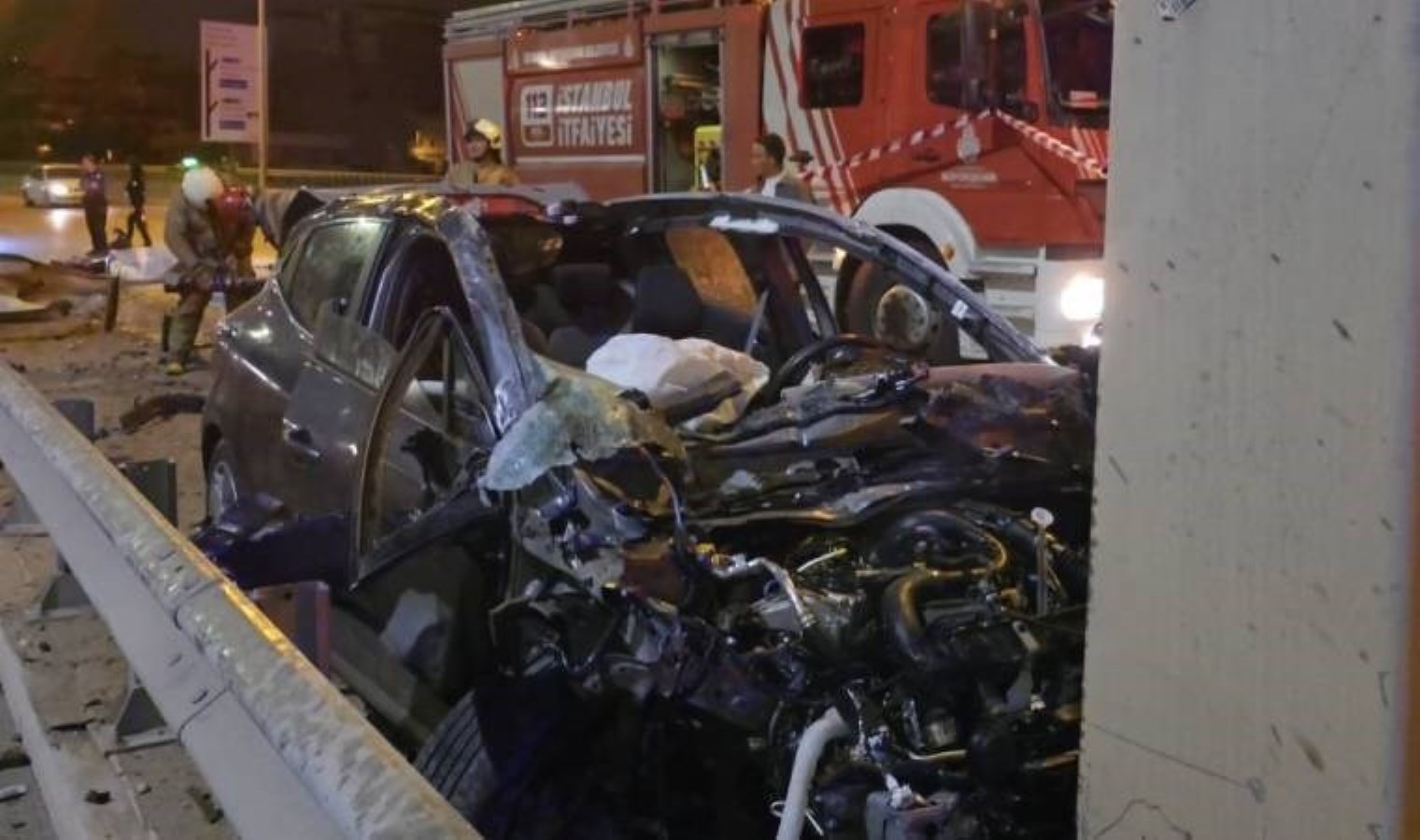 Pendik’te otomobil bariyerleri aşarak direğe çarptı: 1 yaralı