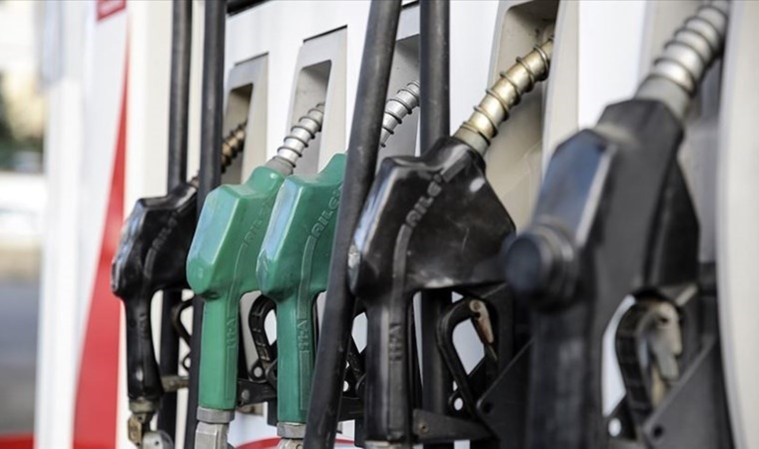 Petrol fiyatları çakıldı… Akaryakıtta tabela değişiyor: Yüzde 16’lık dev fark!