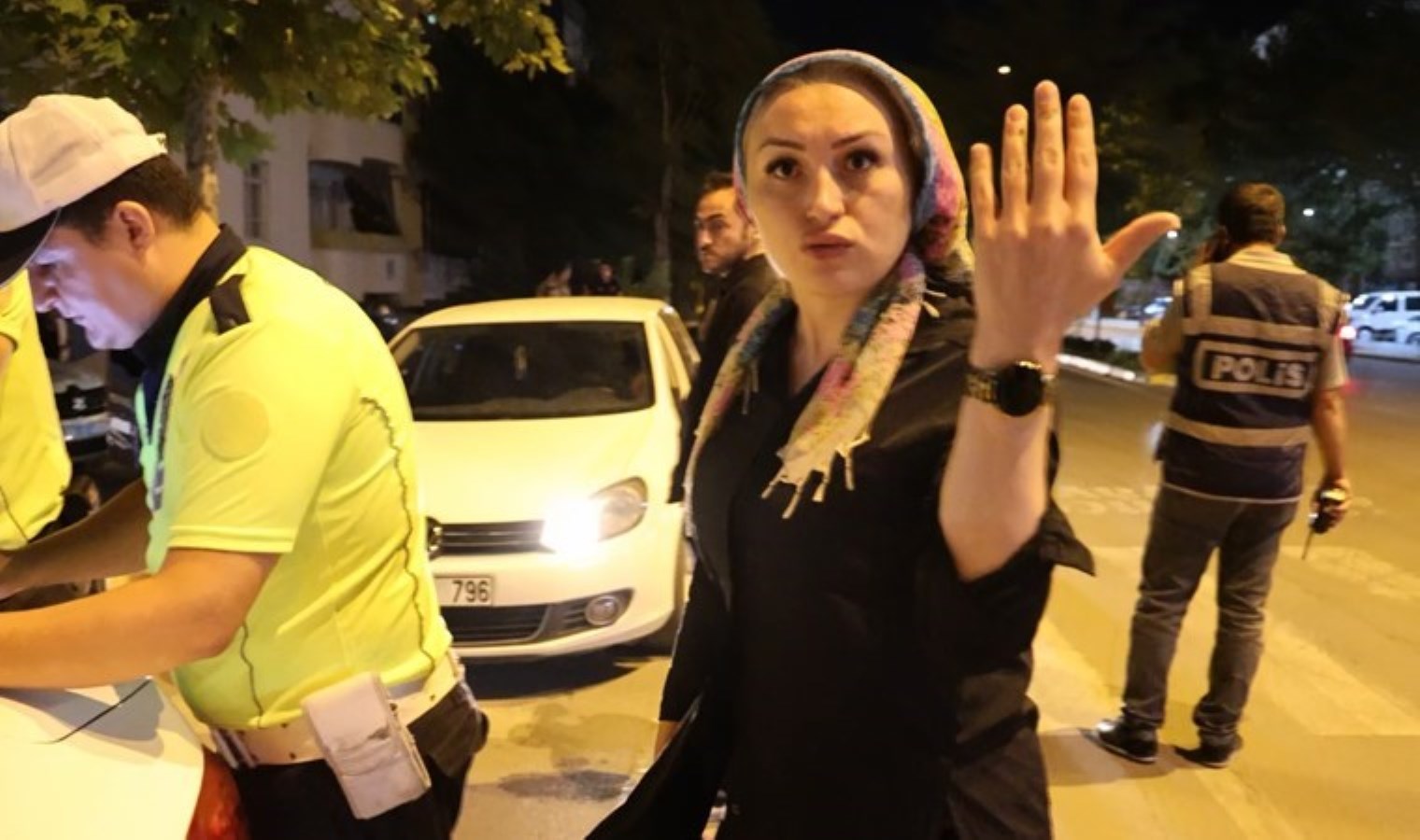 Polise hem ‘Kamu personeliyim’ dedi, hem de yasal olmayan işlem teklif etti!