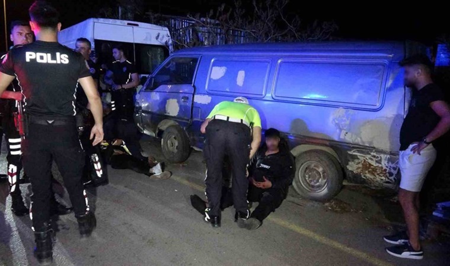 Polisin ‘dur’ ihtarına uymayan motosikletli kaza geçirdi: 1’i ağır 2 yaralı