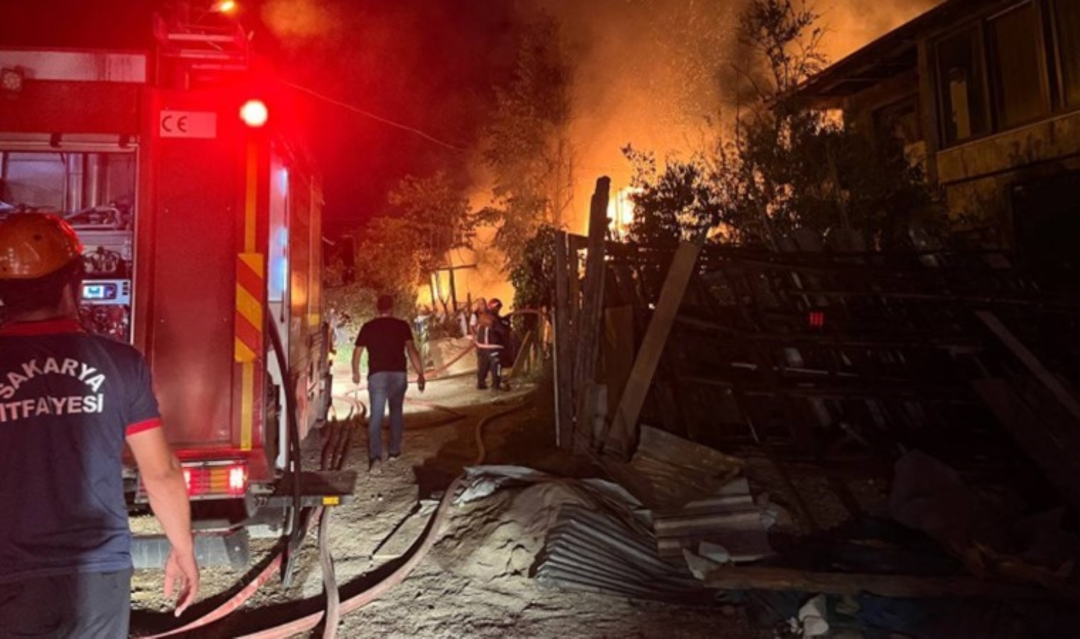 Sakarya’da yangın paniği: 2 katlı ahşap ev, depo ve ahır yandı