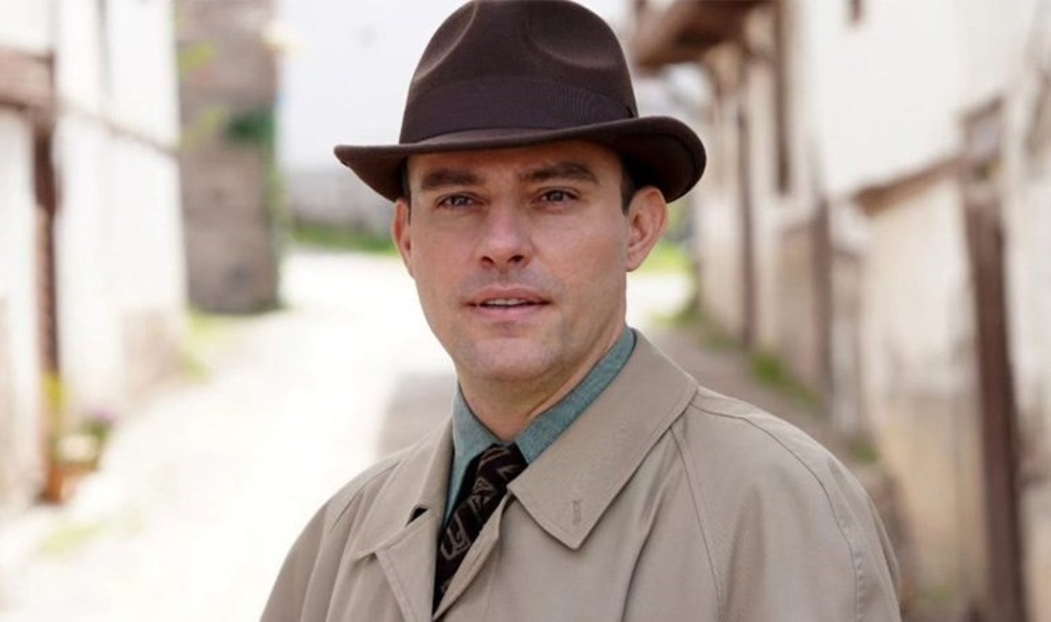 Salih Bademci, Raif Efendi rolüyle ‘Kürk Mantolu Madonna’da