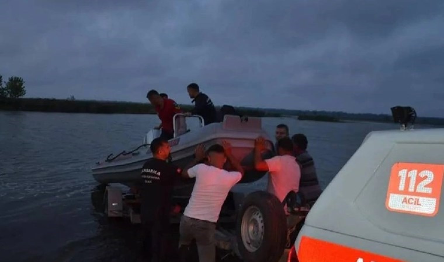 Samsun’da kayıkları alabora olan 2 balıkçıdan 1’i kayıp!