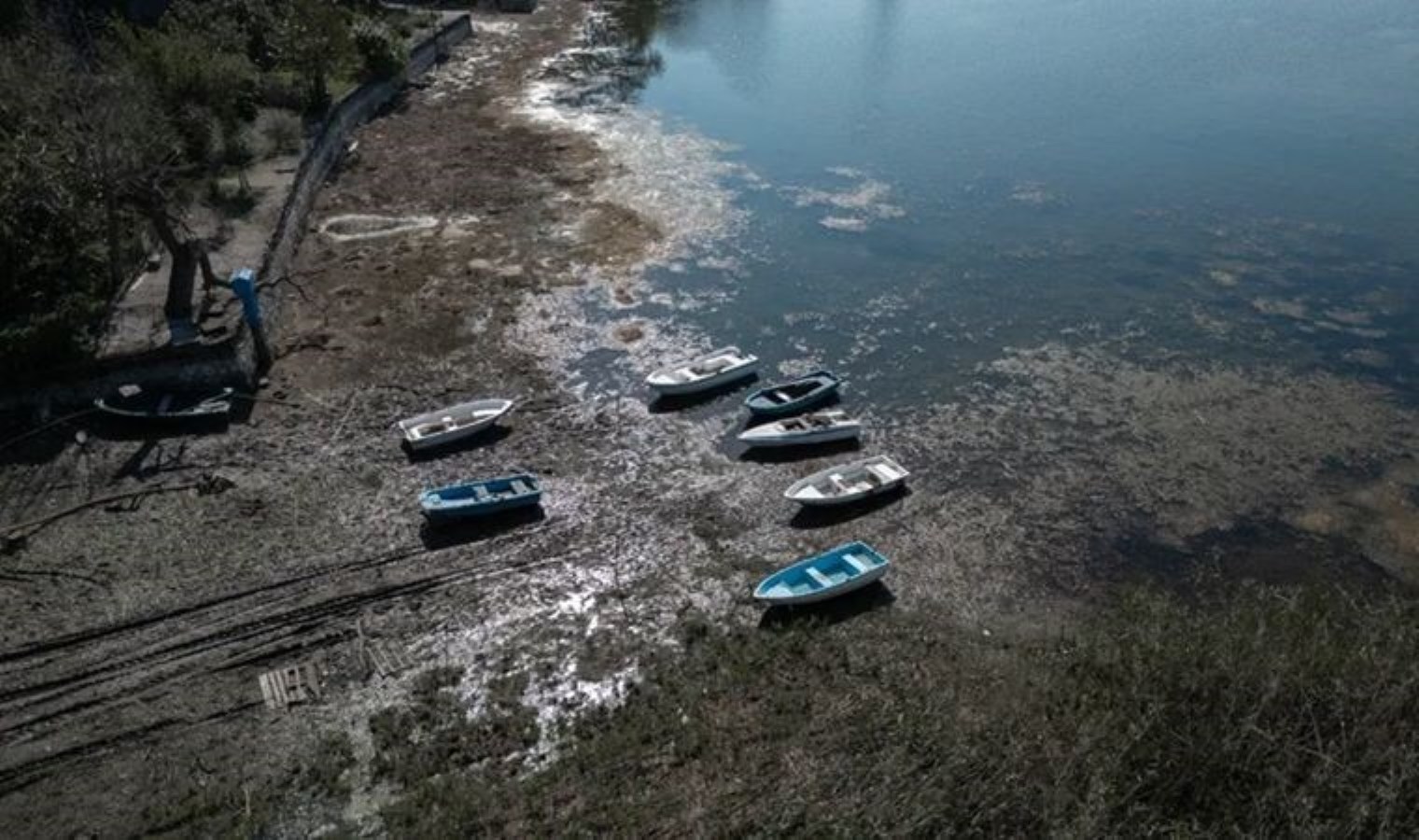 Sapanca Gölü’nde tedirgin eden manzara: Su 17 metre çekildi