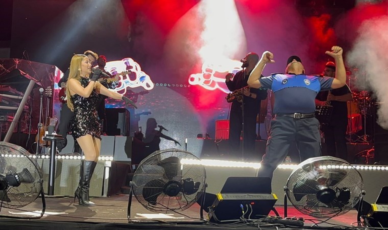 Şarkıcı Derya Uluğ’un sahnesinde zabıtanın dans şovu gündem oldu