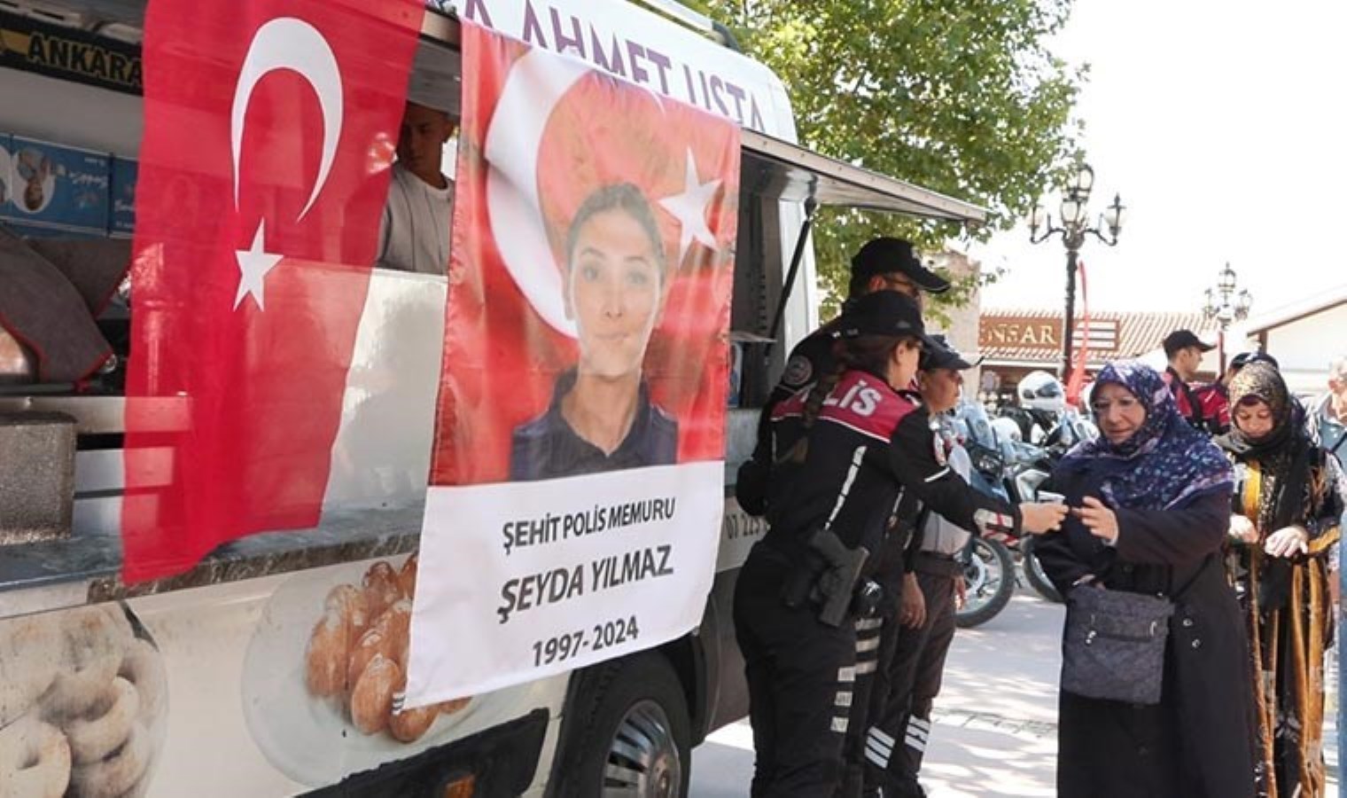 Şehit Şeyda Yılmaz’ın devre arkadaşları lokma dağıttı