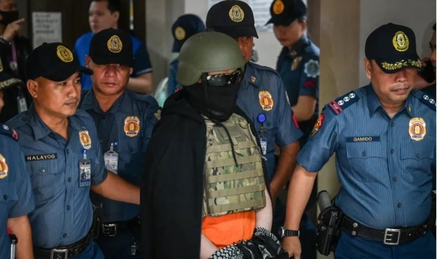 ‘Seks ticareti’ iddiasıyla yargılanıyordu: Mahkemeye çelik yelek ve kaskla geldi!