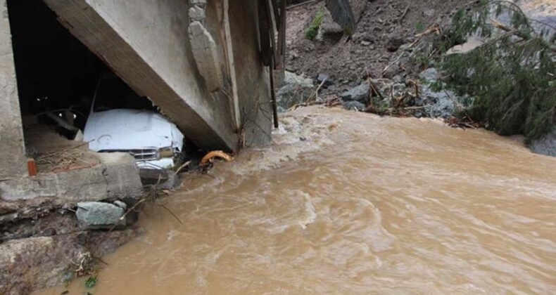 Sel ve heyelandan torunları ile birlikte mağaraya sığınarak kurtuldu