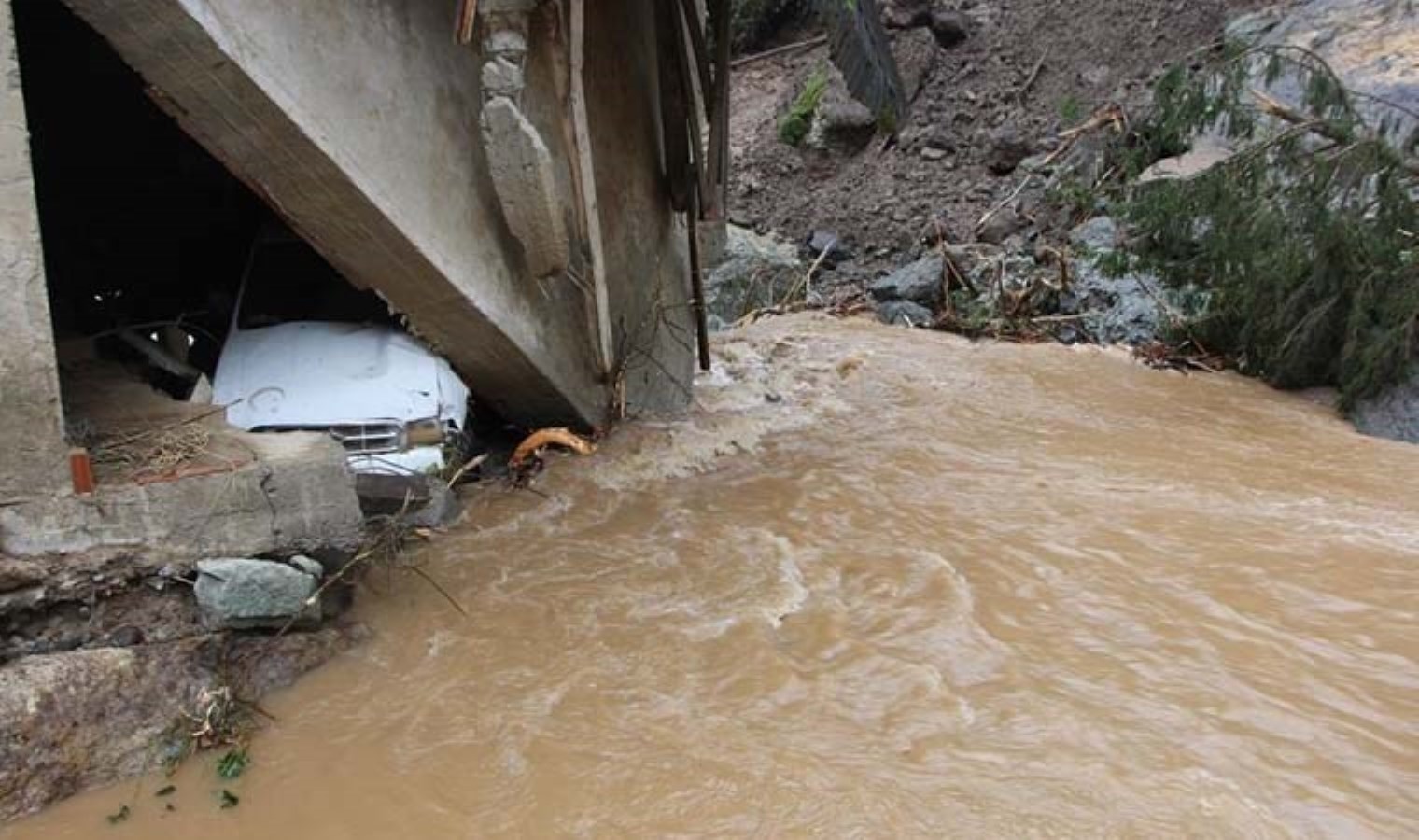 Sel ve heyelandan torunları ile birlikte mağaraya sığınarak kurtuldu