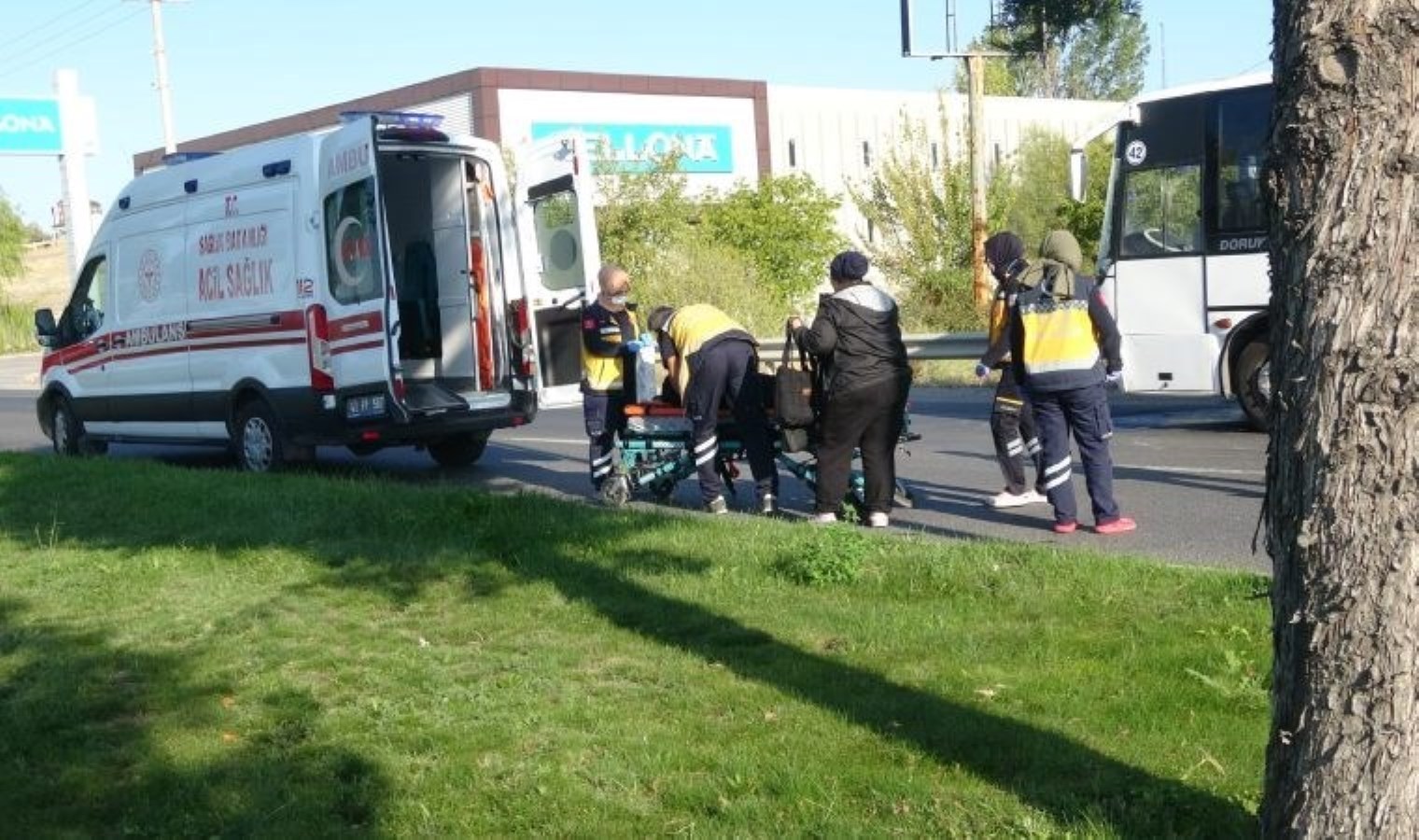Servis otobüsü araca çarptı: 1 ölü, çok sayıda yaralı!