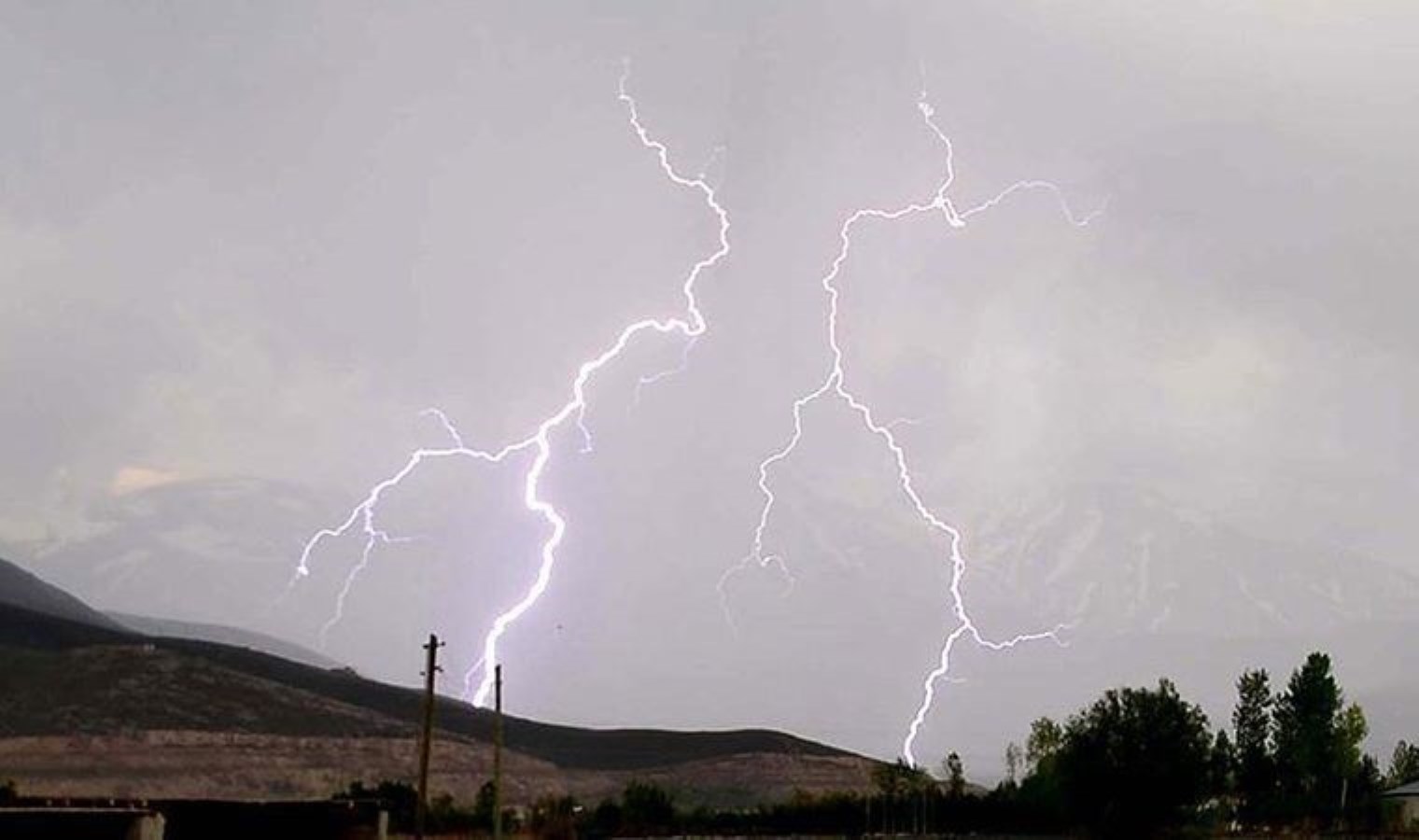 Şırnak’ta köyde yıldırım düştü: 2’si ağır durumda, 11 kişi yaralandı