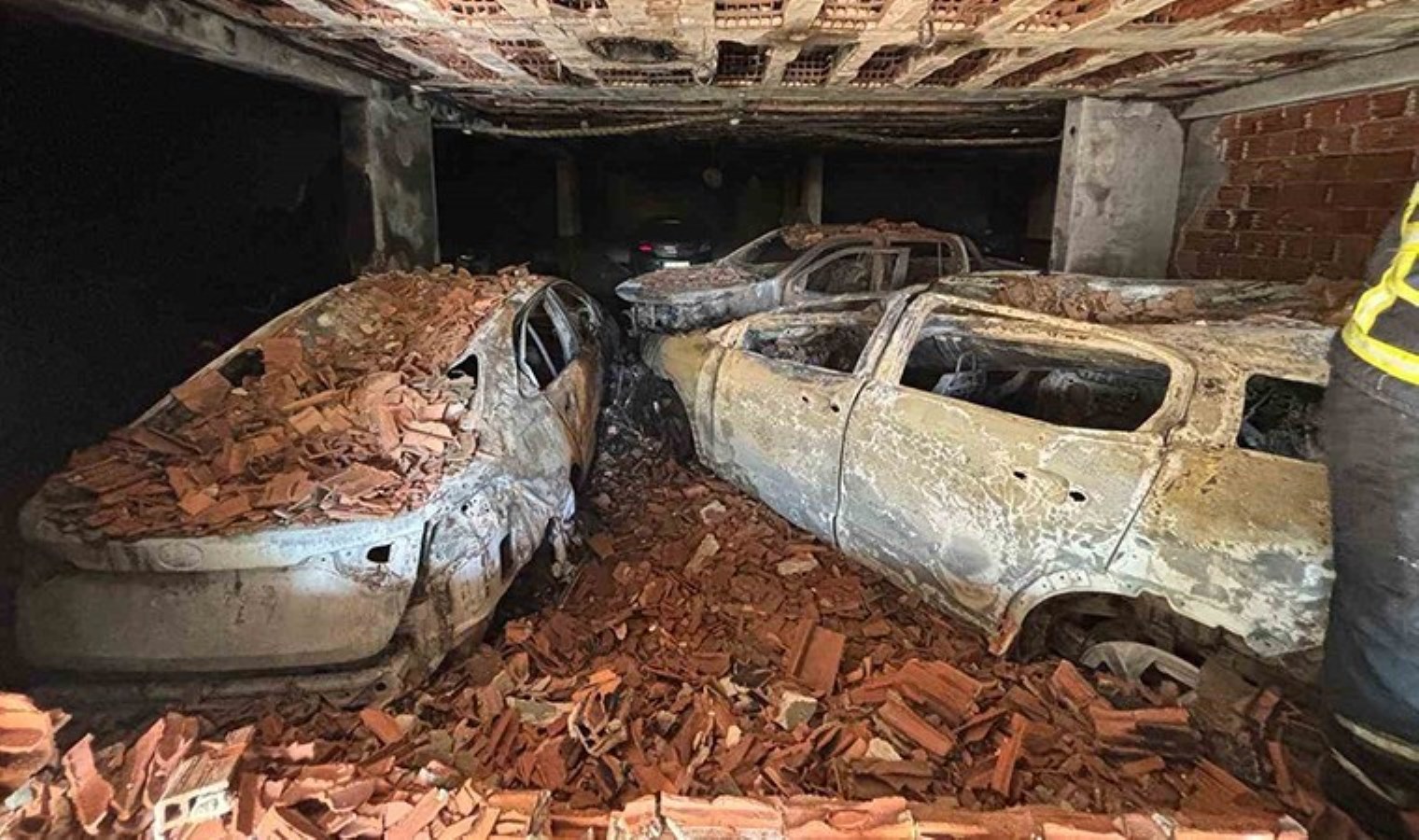 Site otoparkında yangın faciası: 1 ölü, 12 yaralı