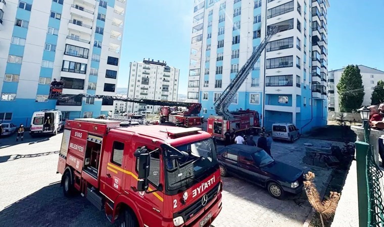 Sivas’ta 10 katlı apartmanda yangın: 6 kişi hastaneye kaldırıldı