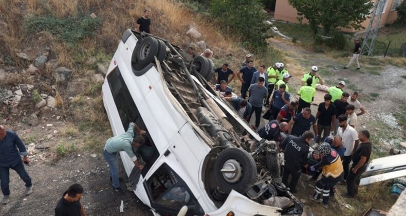 Sivas’ta minibüs devrildi: Çok sayıda işçi yaralandı!