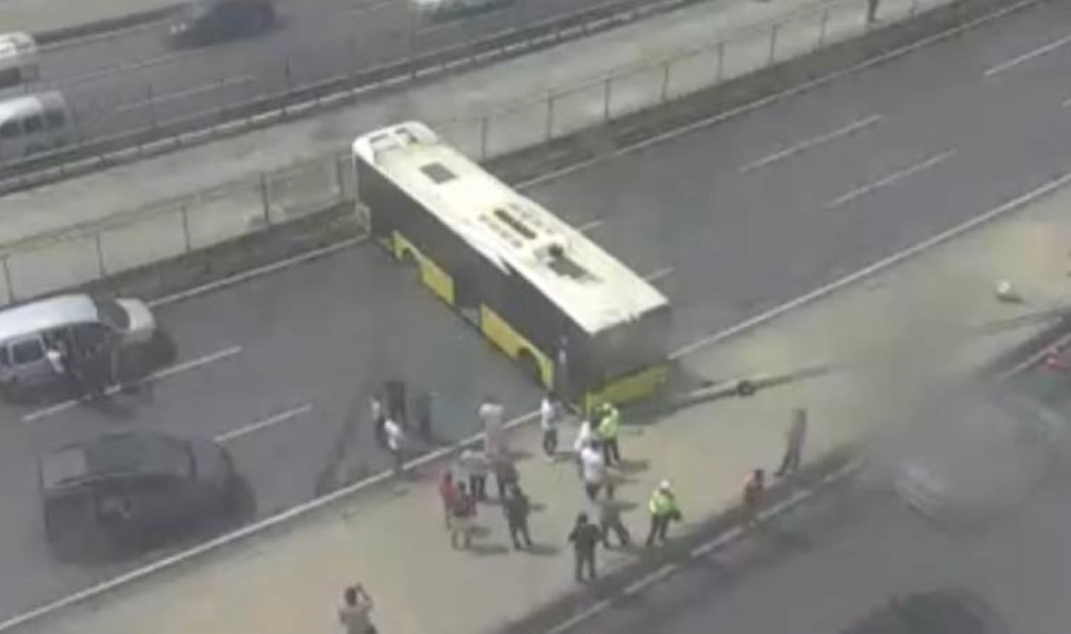 Son Dakika… İETT otobüsü kaza yaptı: D-100 tek yönden trafiğe kapatıldı