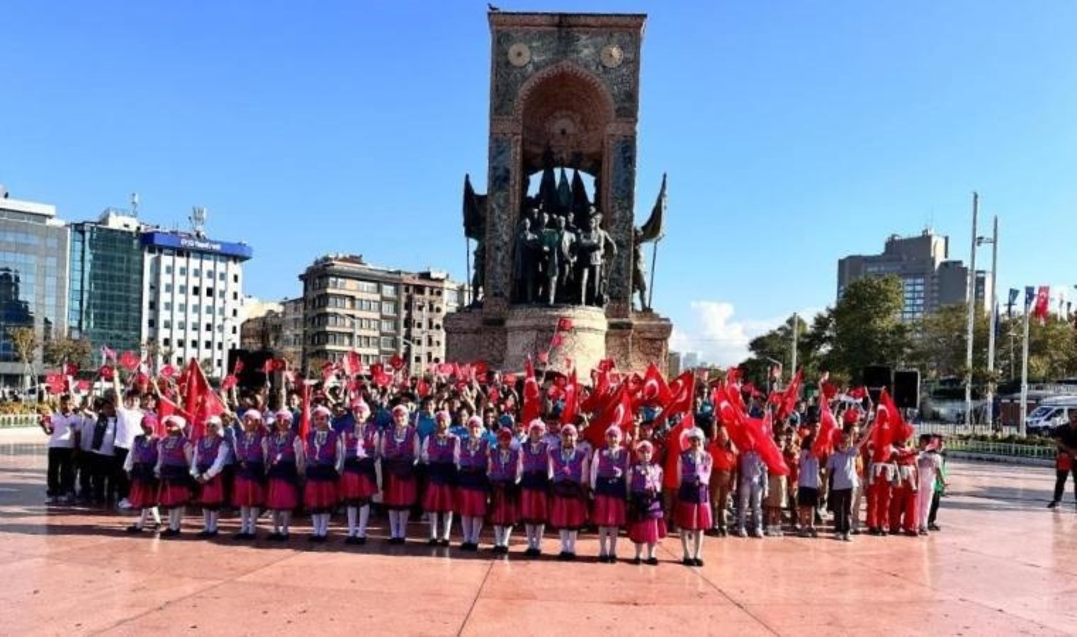 Taksim’de yeni eğitim öğretim yılı nedeniyle tören düzenledi