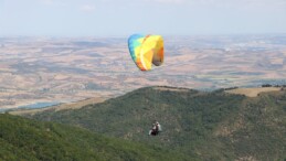 Tekirdağ’daki yamaç paraşütü tutkunları Uçmakdere’den süzülüyor