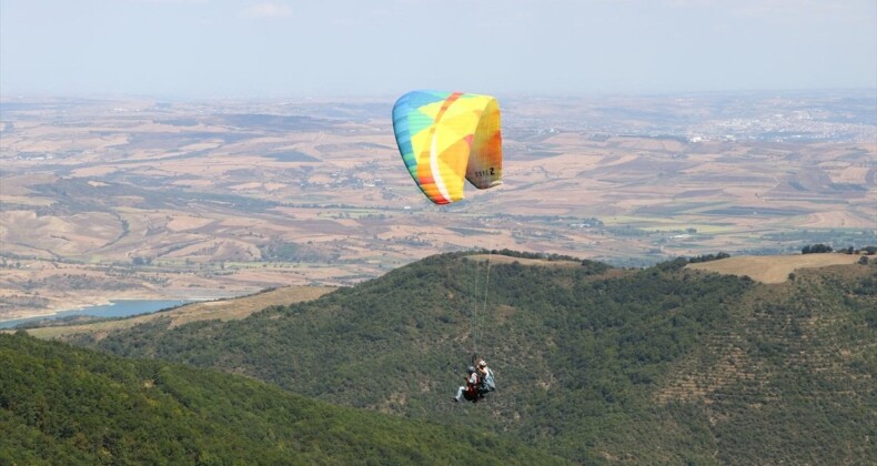 Tekirdağ’daki yamaç paraşütü tutkunları Uçmakdere’den süzülüyor