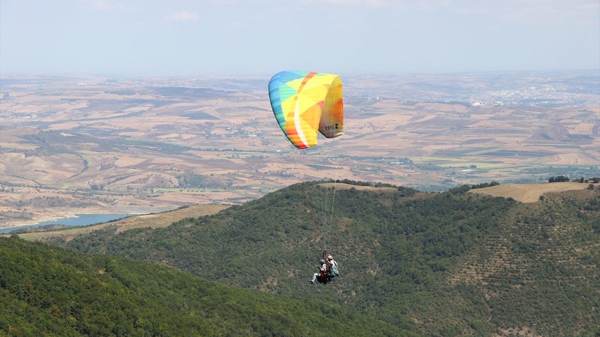 Tekirdağ’daki yamaç paraşütü tutkunları Uçmakdere’den süzülüyor