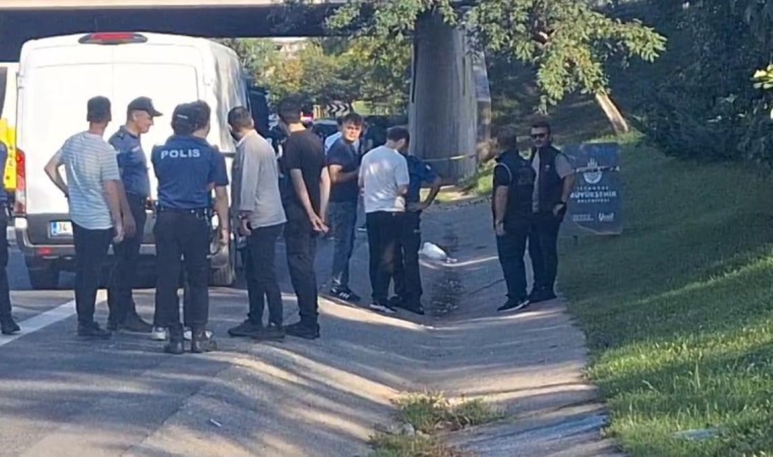 TEM Otoyolu’nda yol kenarında pimi çekilmemiş 2 adet el bombası bulundu!