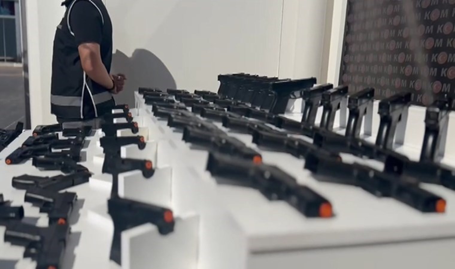 TEM’de durdurulan 3 araçtan 101 ruhsatsız tabanca çıktı: 5 tutuklama