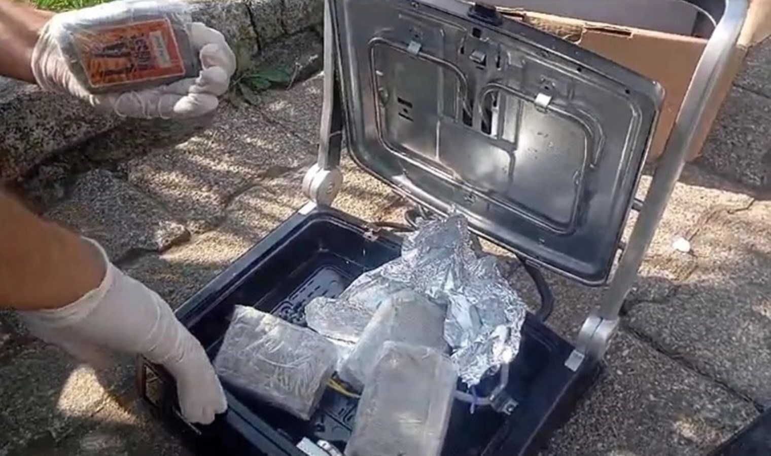 Tost makinesi içine gizlenmiş 2 kilo toz esrar ele geçirildi