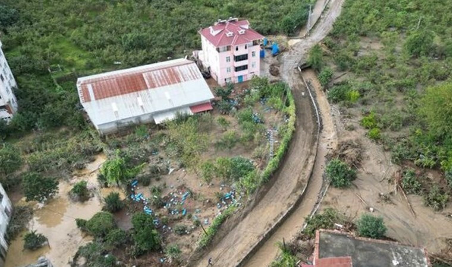 Trabzon’da sağanak sele döndü; eczane sel sularıyla doldu