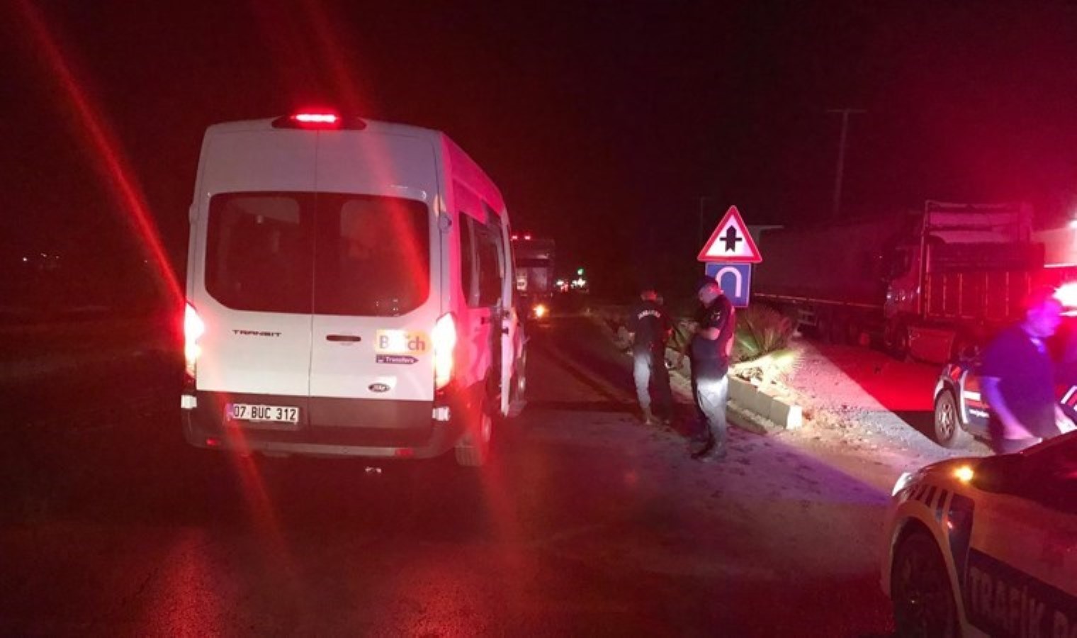 Tur minibüsü kamyona arkadan çarptı: 6 İngiliz turist yaralı