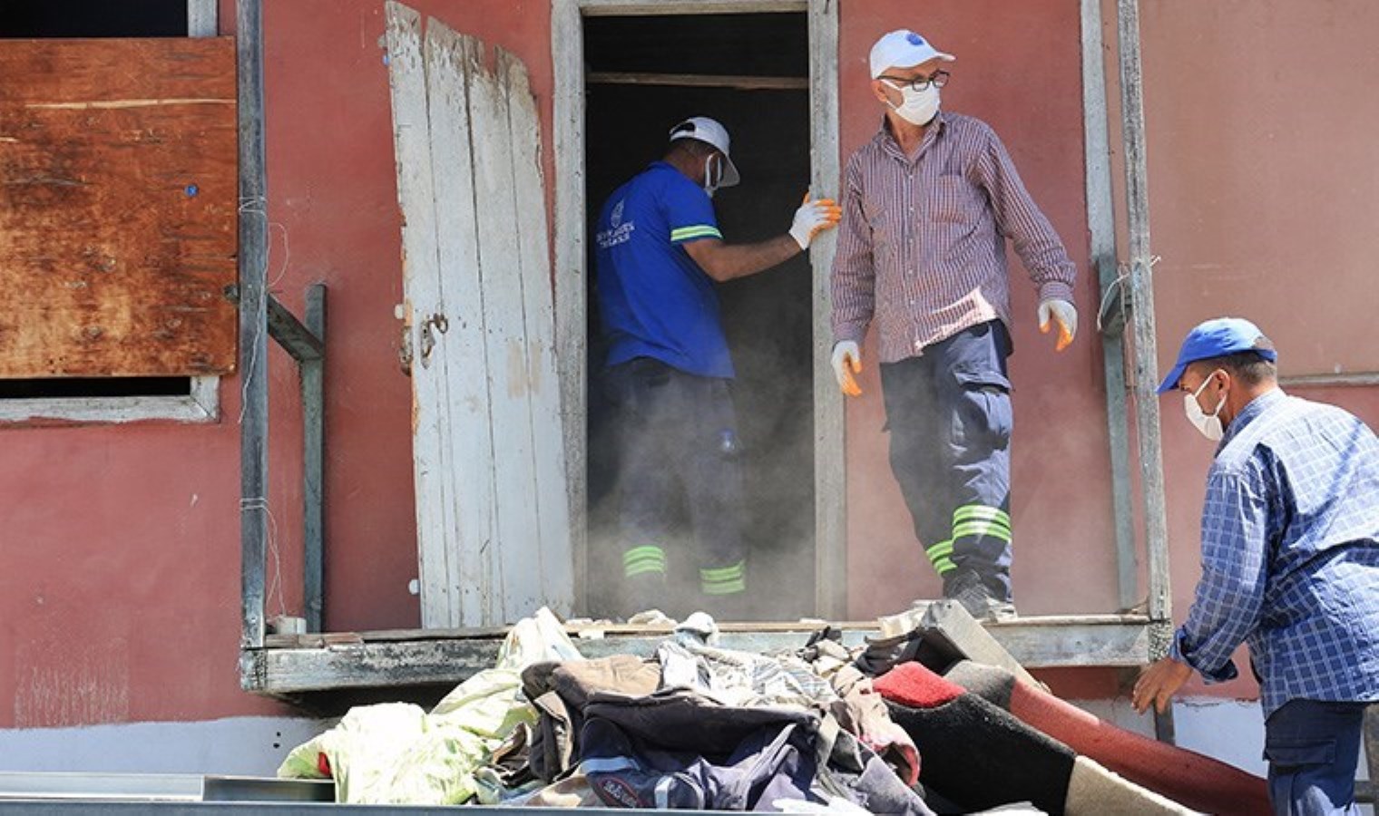 Uyuşturucu bağımlılarının mesken tuttuğu ‘çöp ev’ temizlendi