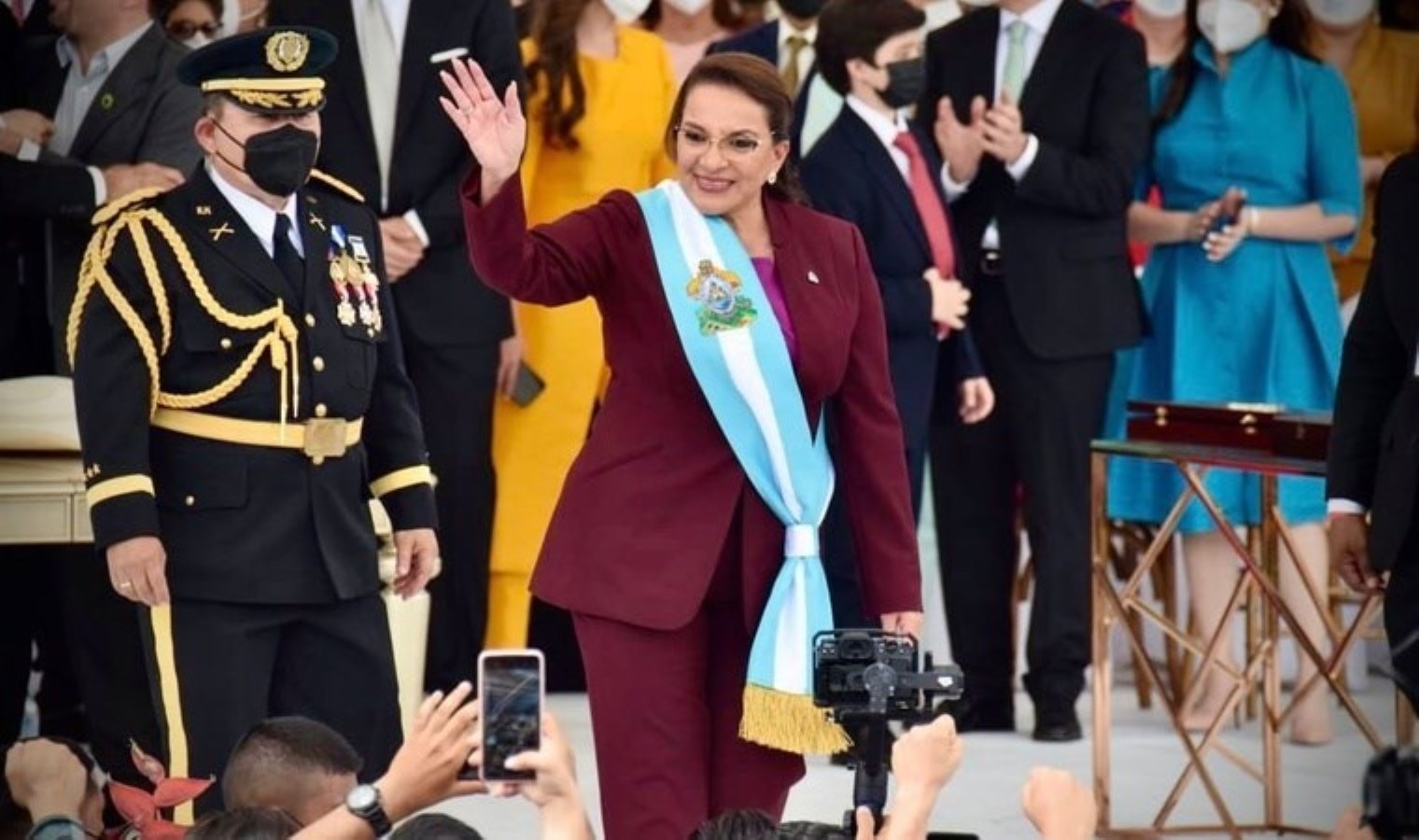 Uyuşturucu çetesi liderleriyle görüntüleri yayınlanmıştı: Devlet Başkanı istifaya çağrıldı