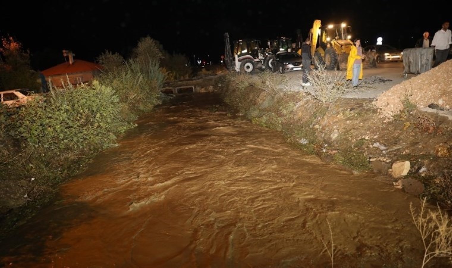 Van’da sağanak sele neden oldu: Ev ve bahçeleri su bastı