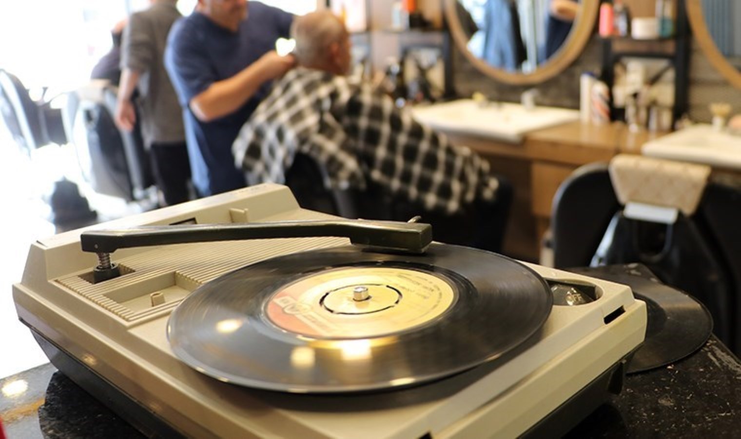 Van’da taş plak nostaljisi: Kuaförde geçmişe yolculuk