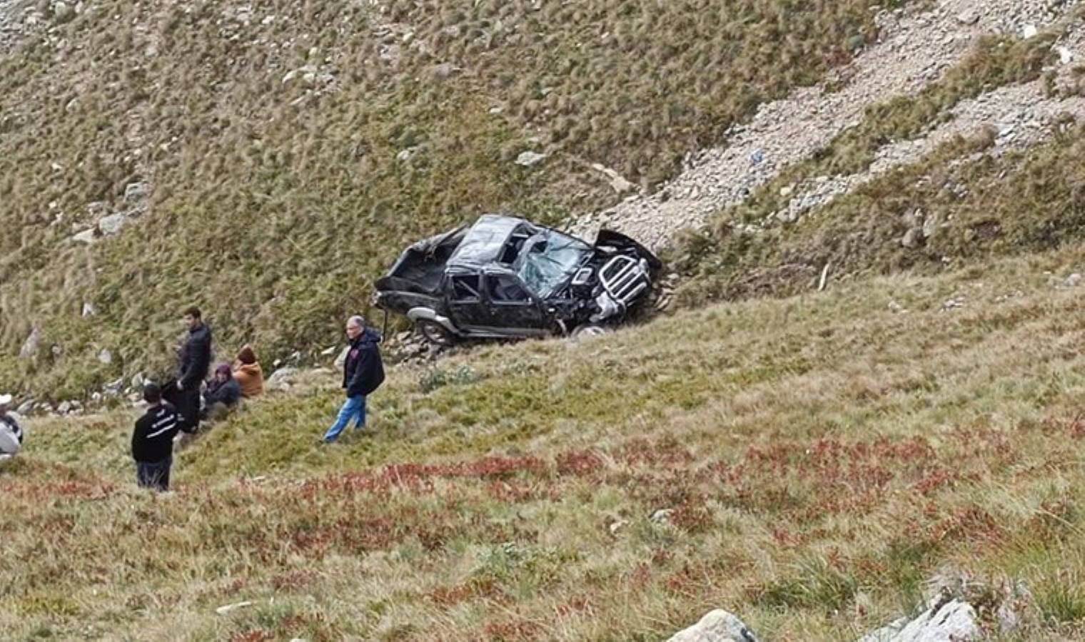 Yaşlı çifti kaza ayırdı: Uçuruma yuvarlanan kamyonetin sürücüsü öldü