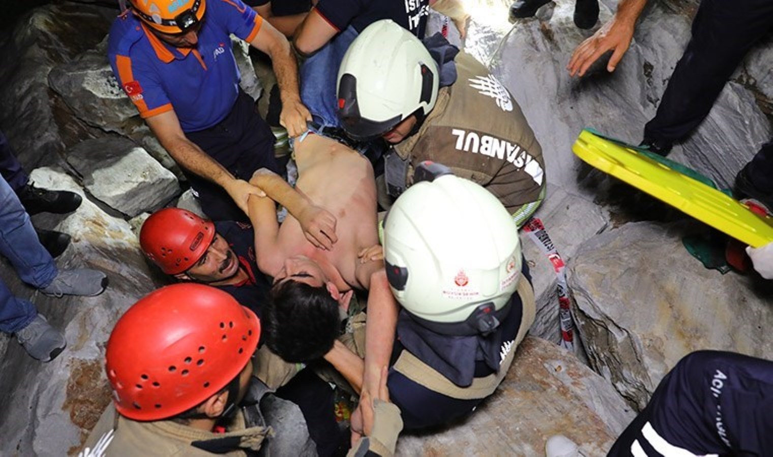 Yenikapı Sahili’nde ilginç anlar… Düşen telefonunu almaya çalışırken kayalıklara sıkıştı, 2.5 saat sonra kurtarıldı