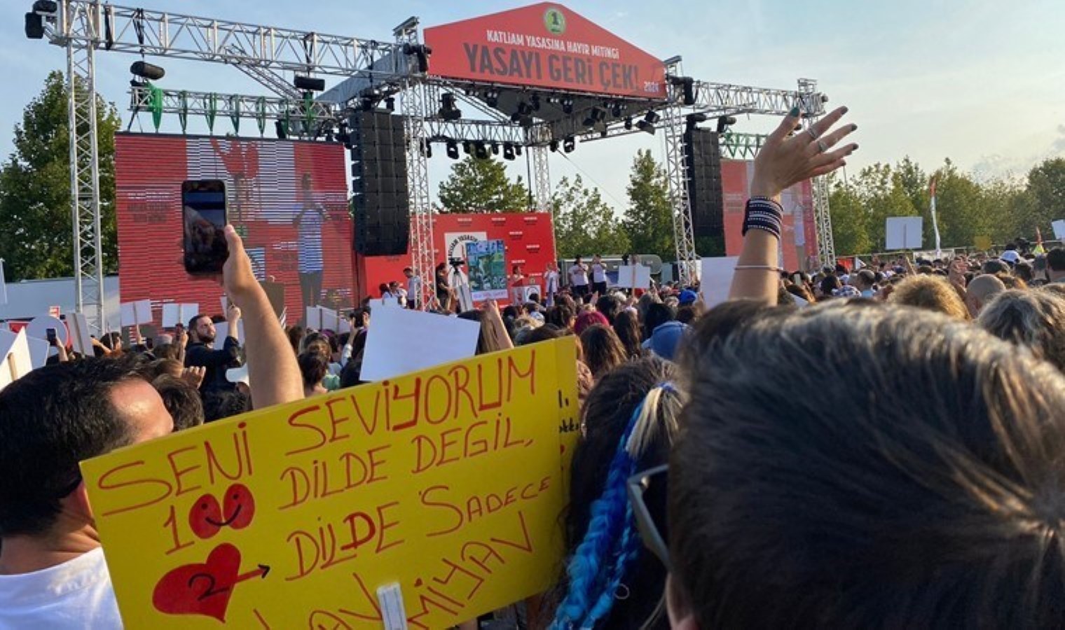 Yenikapı’da hayvanseverlerden ‘katliam yasasına’ tepki: Dünyaca ünlü sanatçıdan destek!
