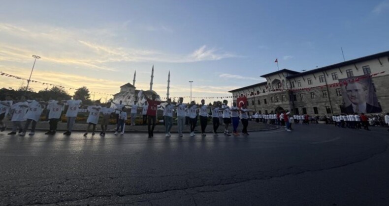 Yok böyle halay… 1058 kişi aynı anda halay çekti