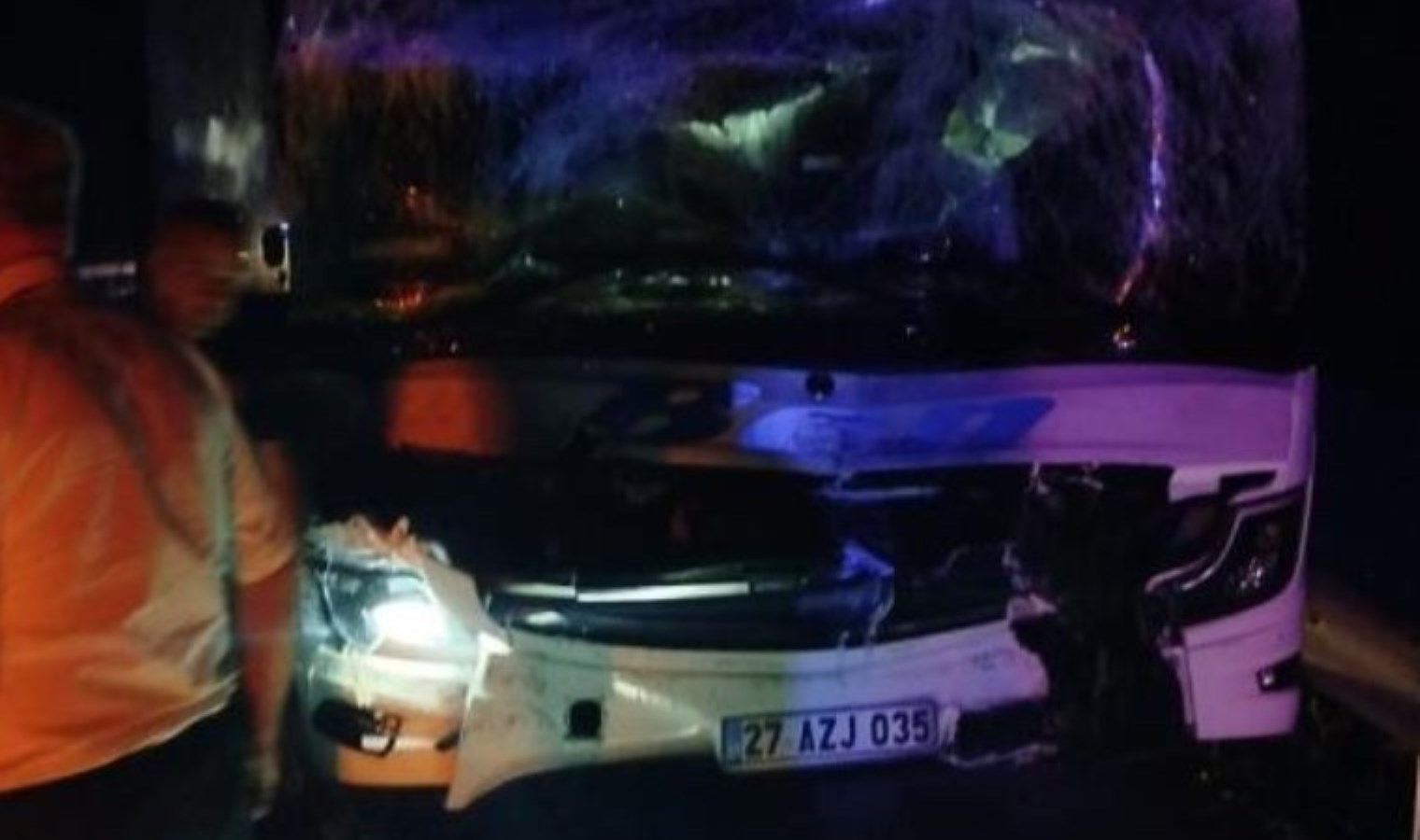 Yolcu otobüsü TIR’a çarptı: 4 yaralı