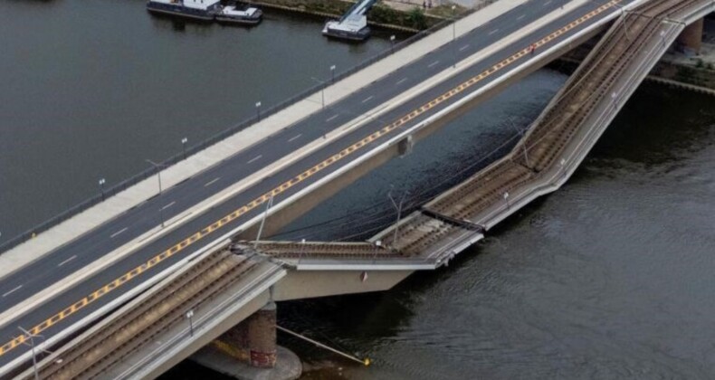 Yollar trafiğe kapatıldı… Almanya’da köprü çöktü!