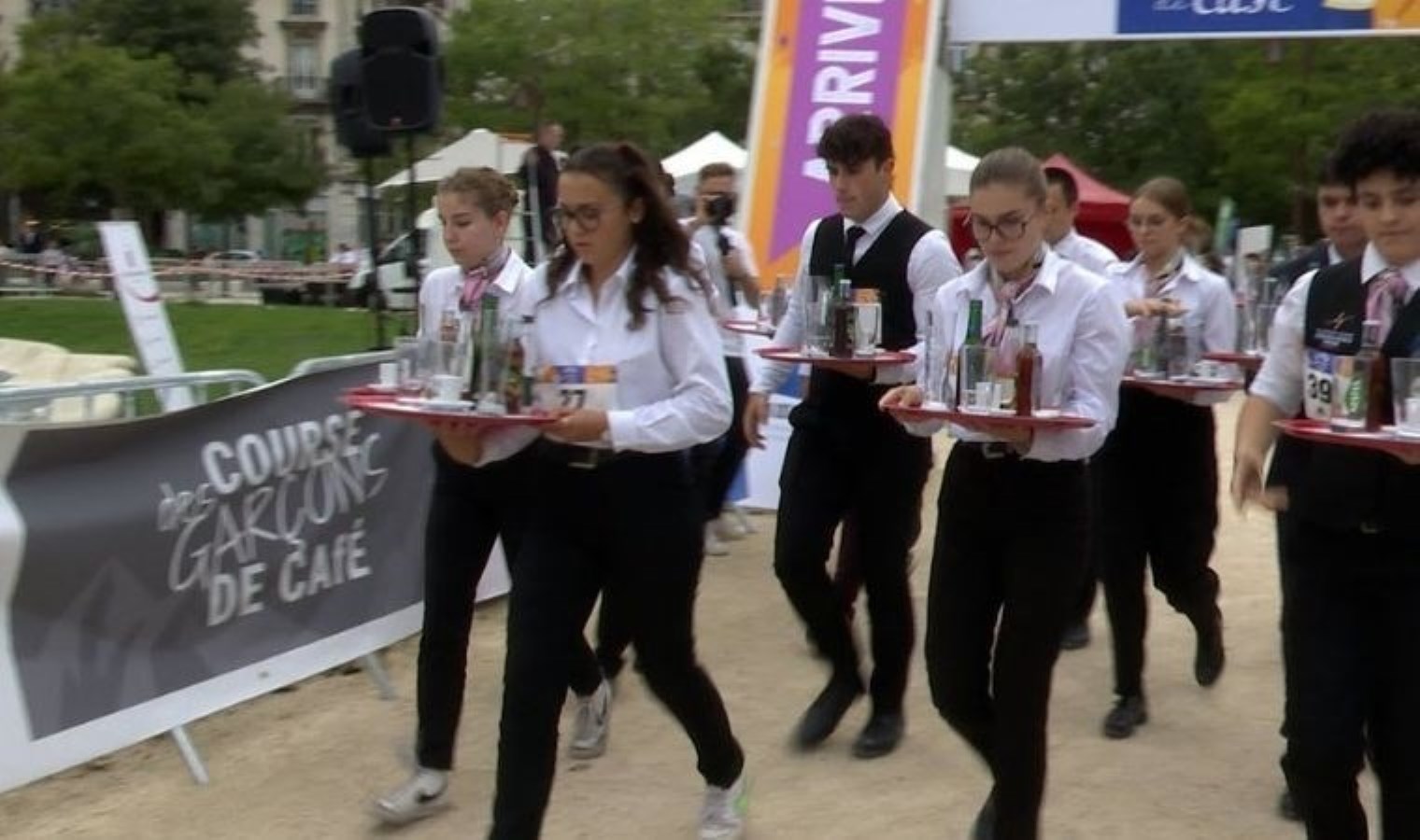 Yüzyıllık gelenek: En hızlı garson olmak için yarıştılar