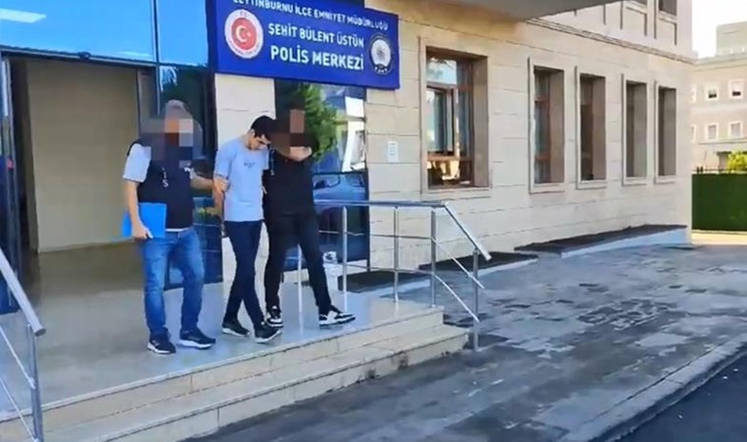 Zeytinburnu’nda kopyaladığı anahtarla akrabasının evini soydu