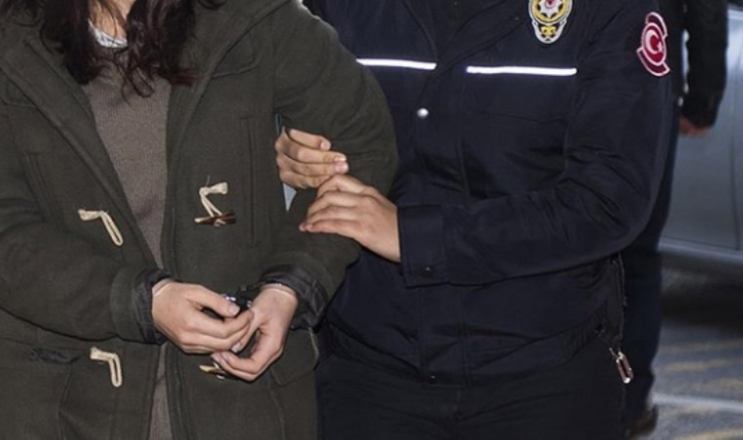 12 suç kaydı olduğu ortaya çıktı: İstanbul’da otomobilden havaya ateş açan kadın yakalandı