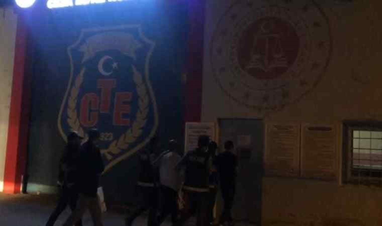 2 kişiye zorla 6 milyon TL’lik senet imzalattılar!