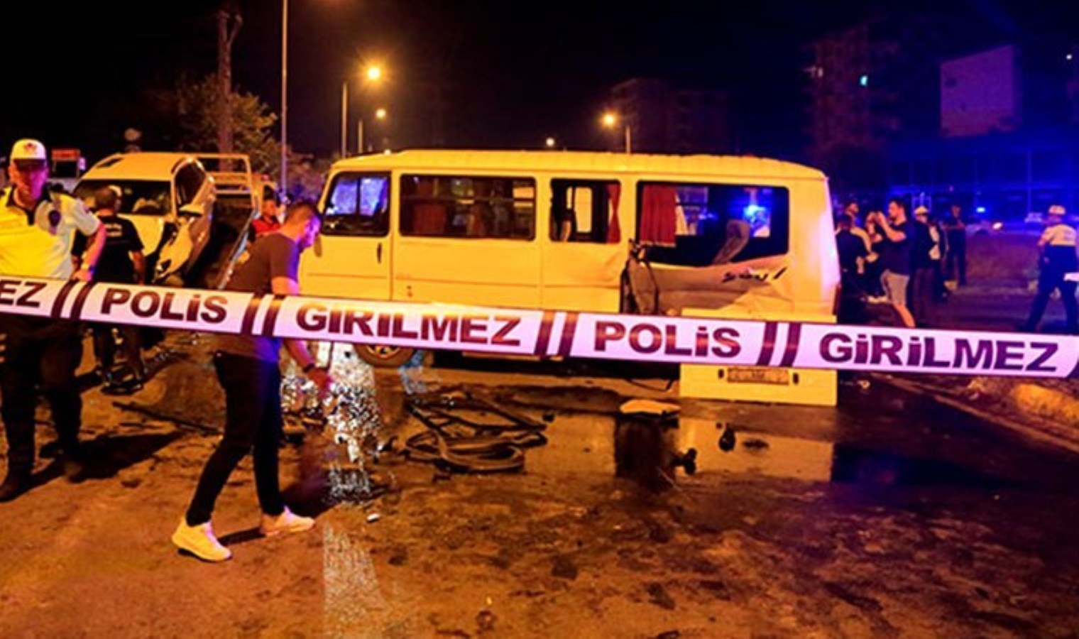 22 kişinin yaralandığı ‘düğün dönüşü’ feci kazadan acı haber