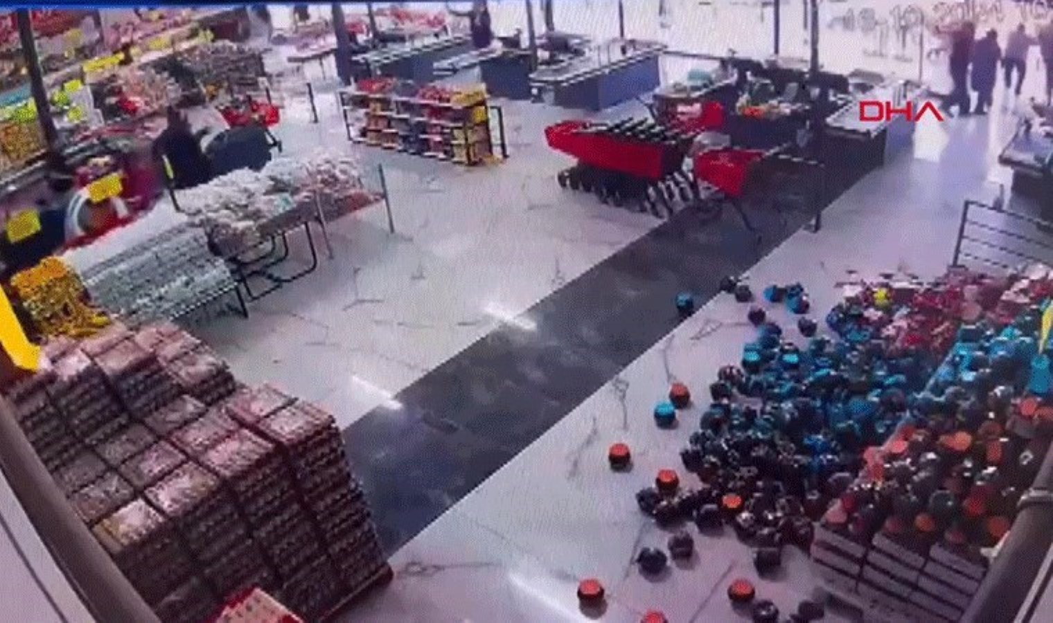 5.9’luk depremin panik anları kameraya yansıdı