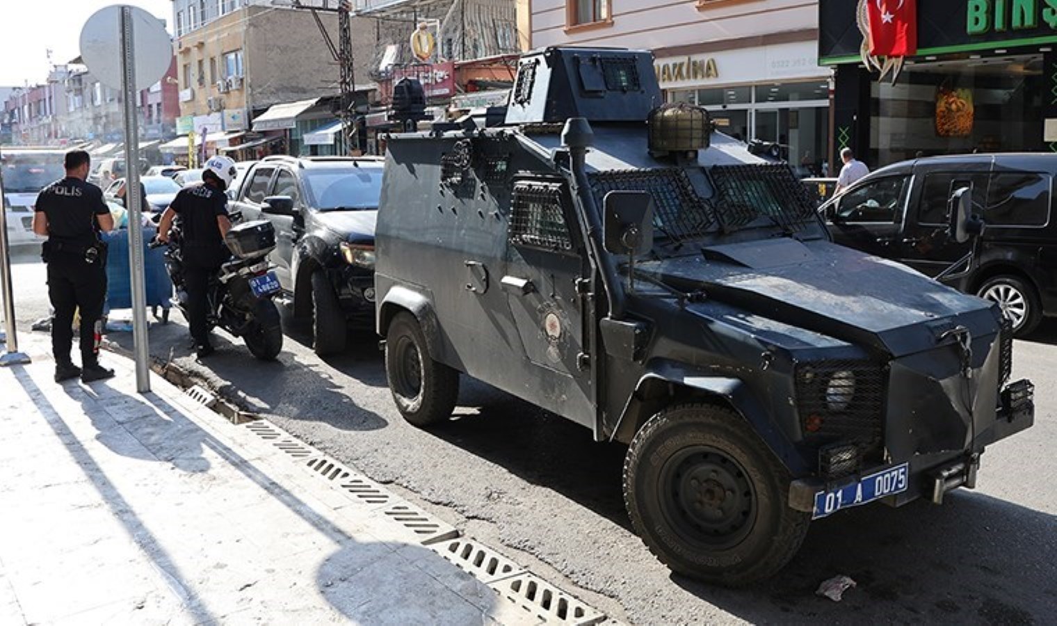 Adana’da yolda ‘el bombası’ bulundu