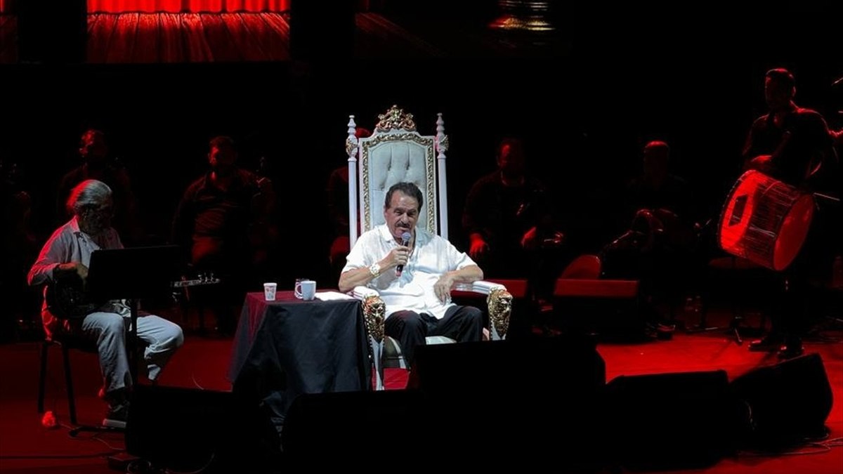 Adanada’ki konserinde İbrahim Tatlıses duygu dolu anlar yaşadı