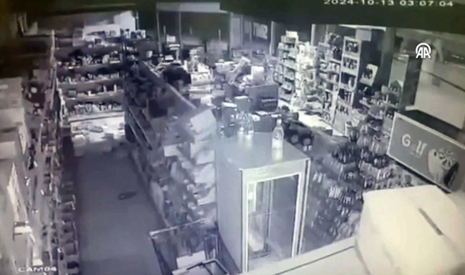 Afyonkarahisar’da korkutan deprem: Panik anları güvenlik kameralarına yansıdı!