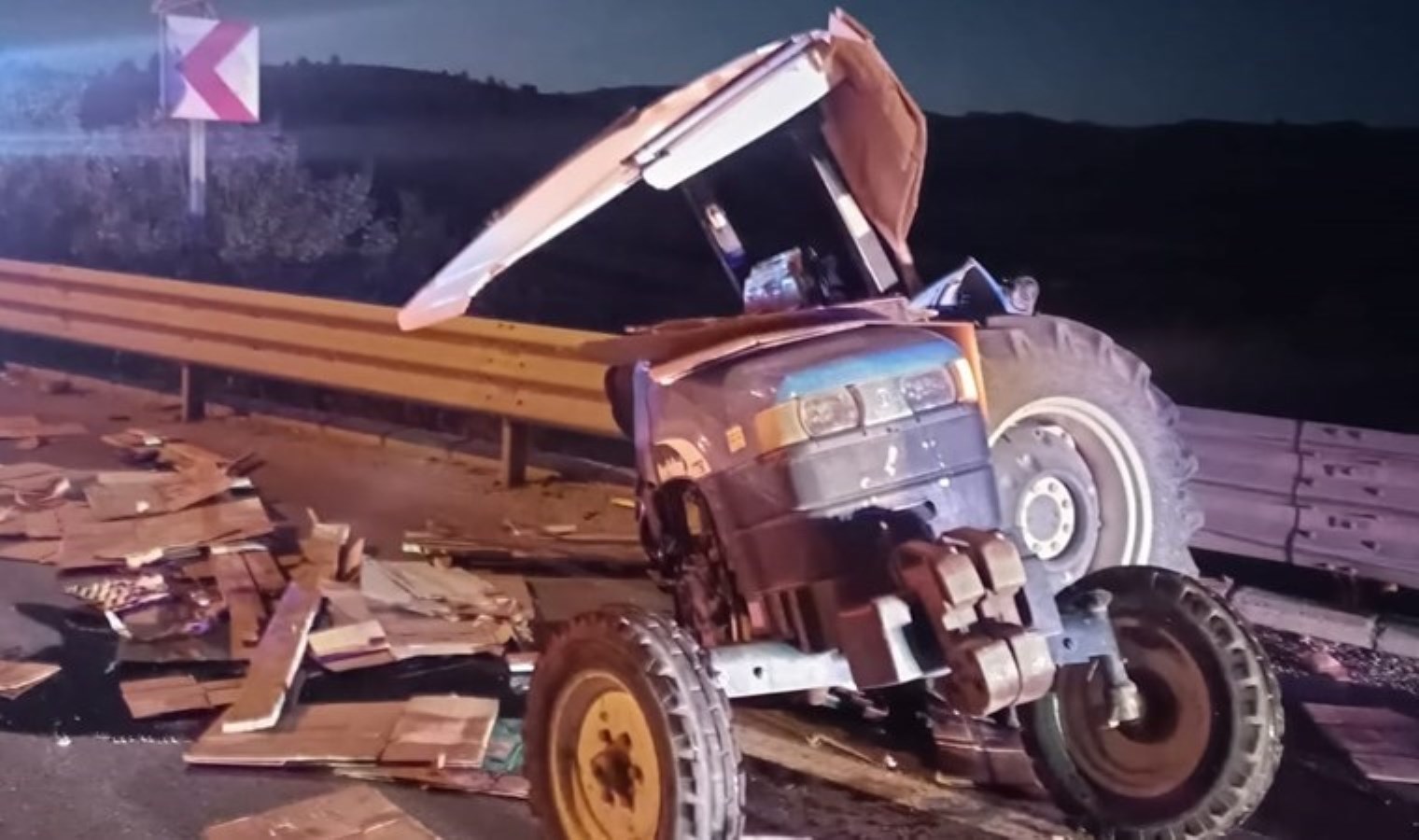 Afyonkarahisar’da TIR, traktöre çarptı: 1 ölü