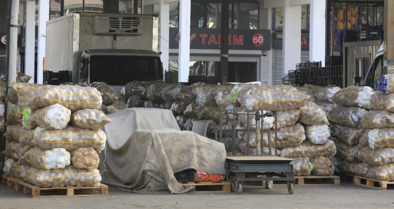 Antalya Hali’nde fiyat istikrarı için ürün satış saati değiştirildi