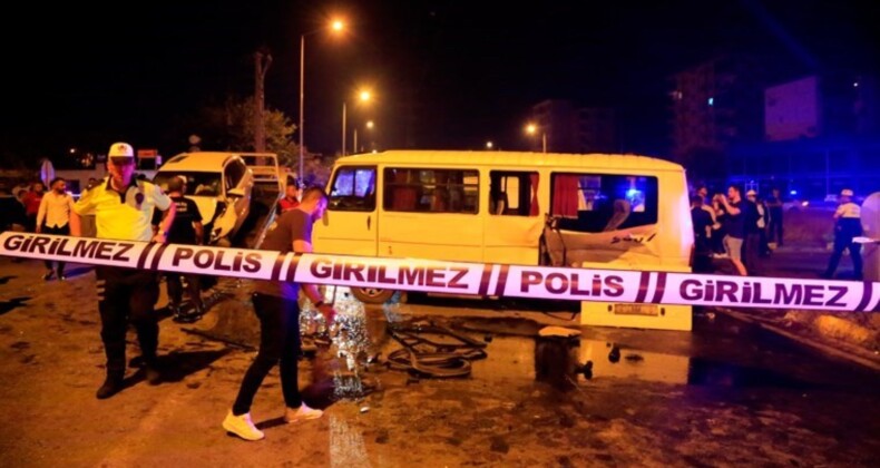 Antalya’da düğün dönüşü feci kaza: 22 yaralı! UKOME kararına rağmen trafik ışığı yapılmamış…